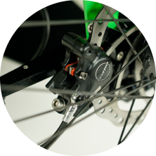 Hauptbremse mit Standfunktion: 2 x Vorderrad-Scheibenbremse hydraulisch, Scheibendurchmesser 180 mm, betätigt mit einem Hebel