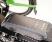 Batterie: Der abnehmbare Akku ist durch ein Sicherheitsschloss am E-Trike abgesichert und kann mit dem mitgelieferten Ladegerät aufgeladen werden